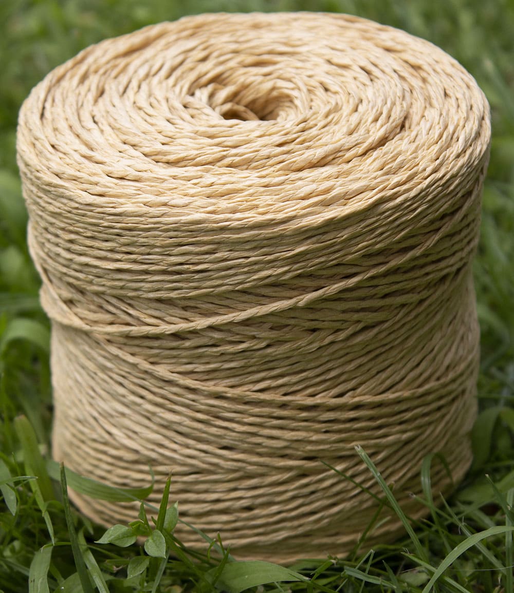 Gros plan pelote colorée Raphia Rond naturelle