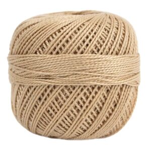 Pelote de coton perlé égyptien beige, brillance soyeuse naturelle.