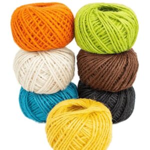 7 pelotes de jute coloré au premier plan