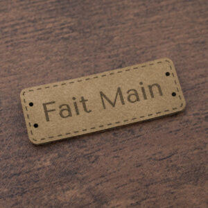 Etiquette Fait Main 40x15mm couleur taupe en gros plan